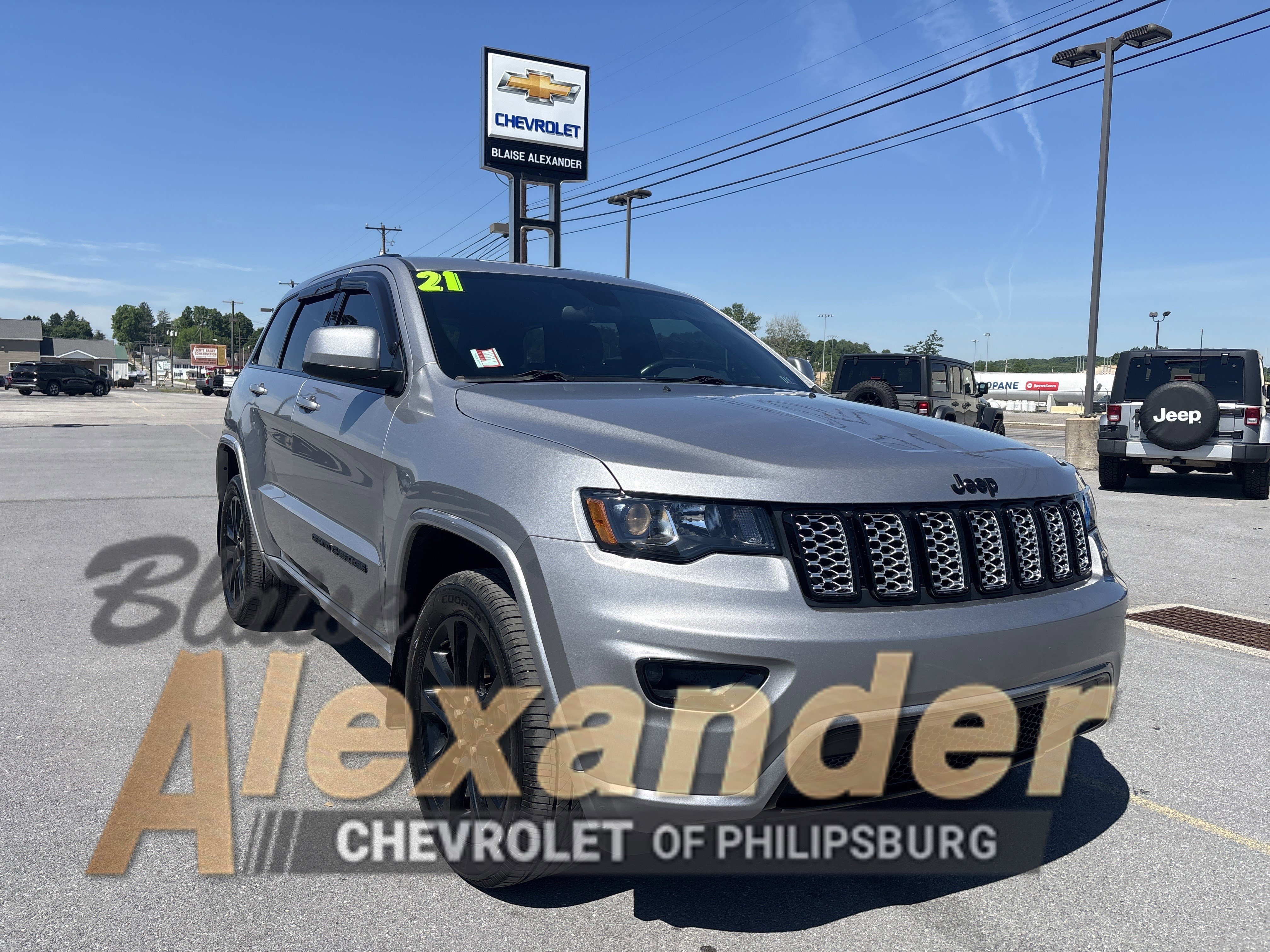 Used 2021 Jeep Grand Cherokee Laredo X AWD/4WD image 1