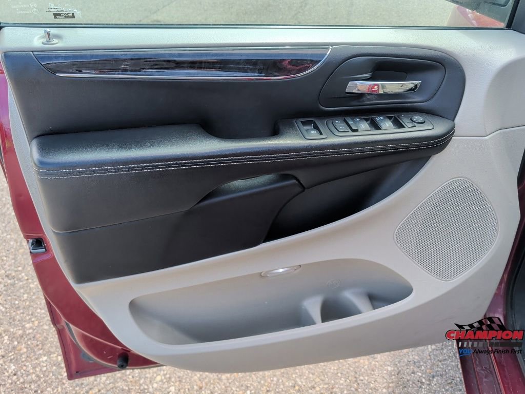 Used 2013 Chrysler Town & Country Touring-L w/ Entertainment Group #2 FWD image 13