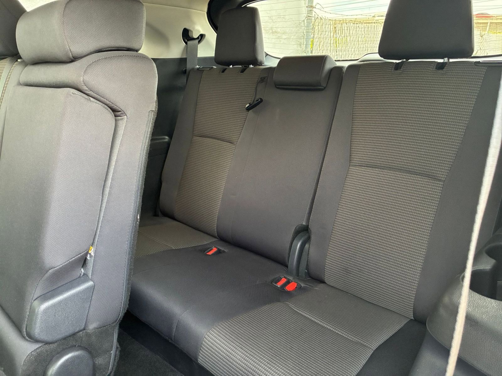 Used 2025 Toyota Highlander LE FWD image 30