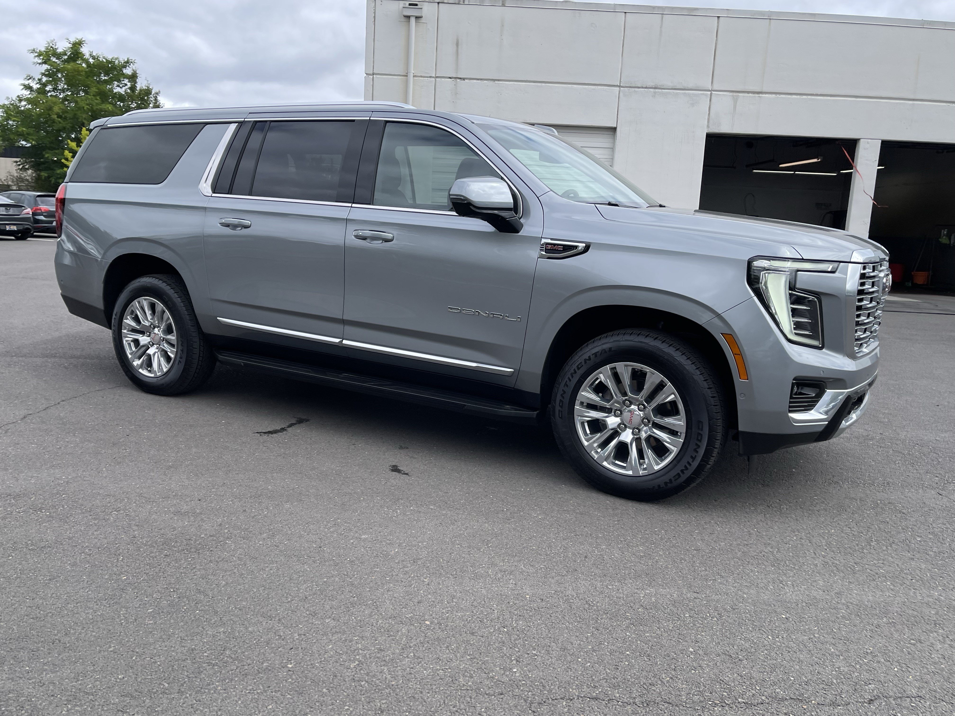 Used 2025 GMC Yukon XL Denali AWD/4WD image 7