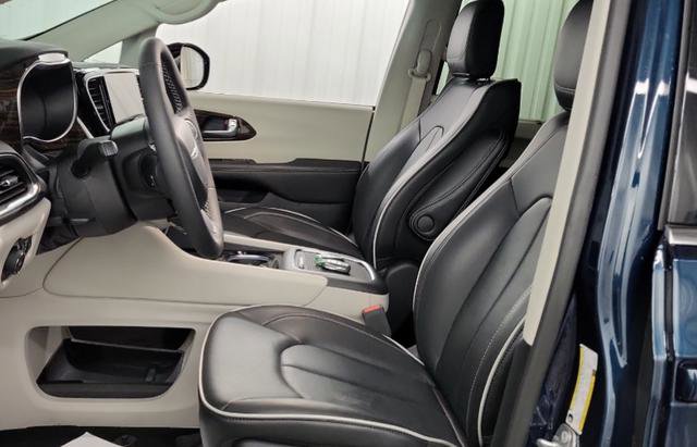 Used 2024 Chrysler Pacifica Limited FWD image 2