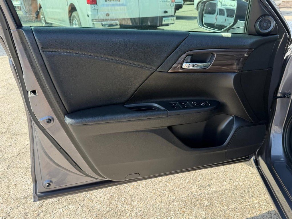 Used 2017 Honda Accord EX image 15