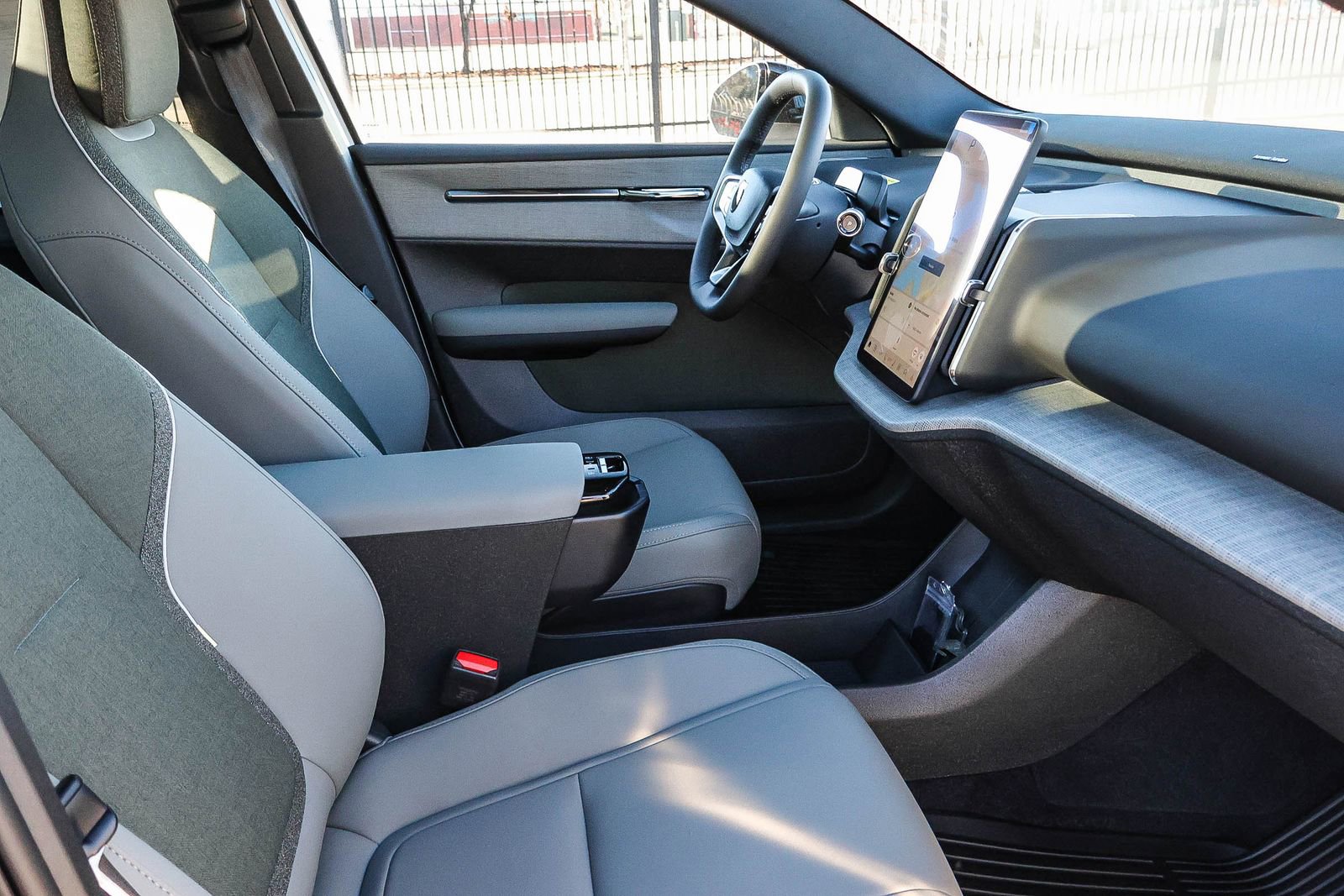 New 2025 Volvo EX30 Plus w/ Protection Package Premier image 17