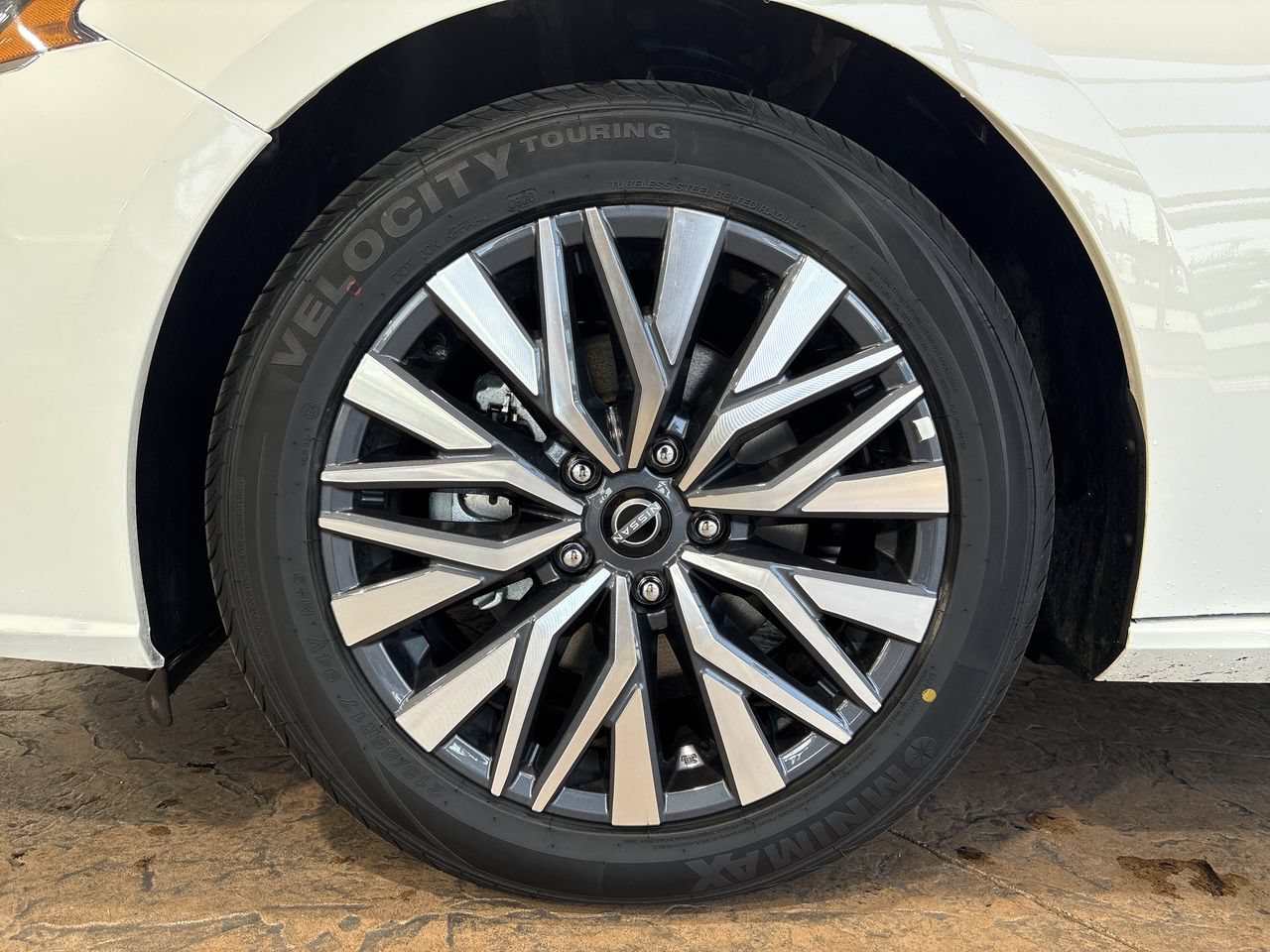 Used 2025 Nissan Altima 2.5 SV FWD image 10