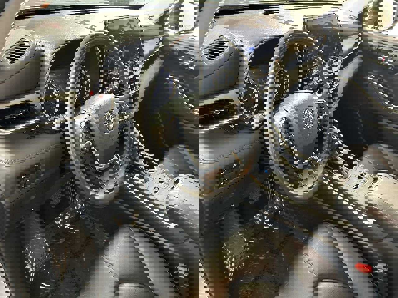 Used 2023 Toyota Highlander XLE image 12