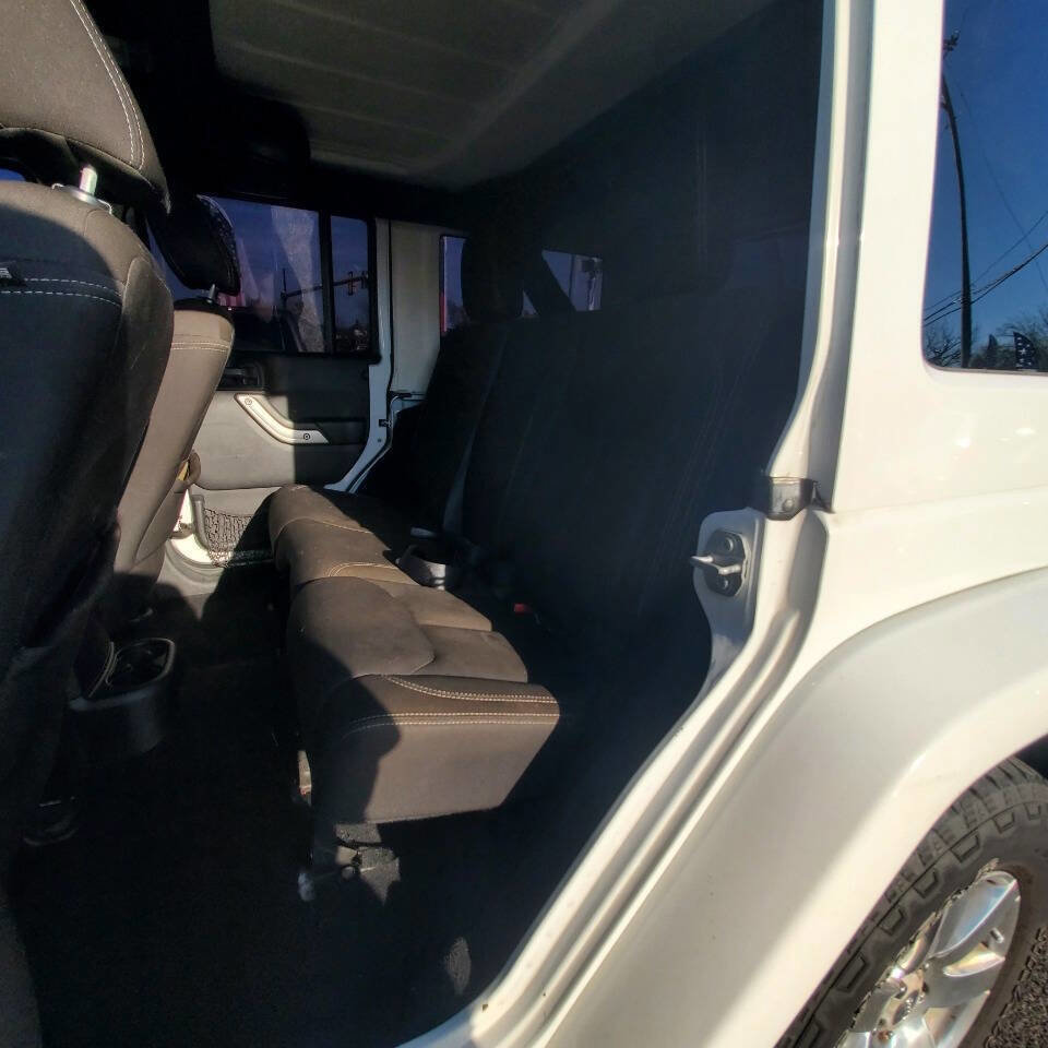 Used 2015 Jeep Wrangler Unlimited Sahara w/ Dual Top Group AWD/4WD image 12