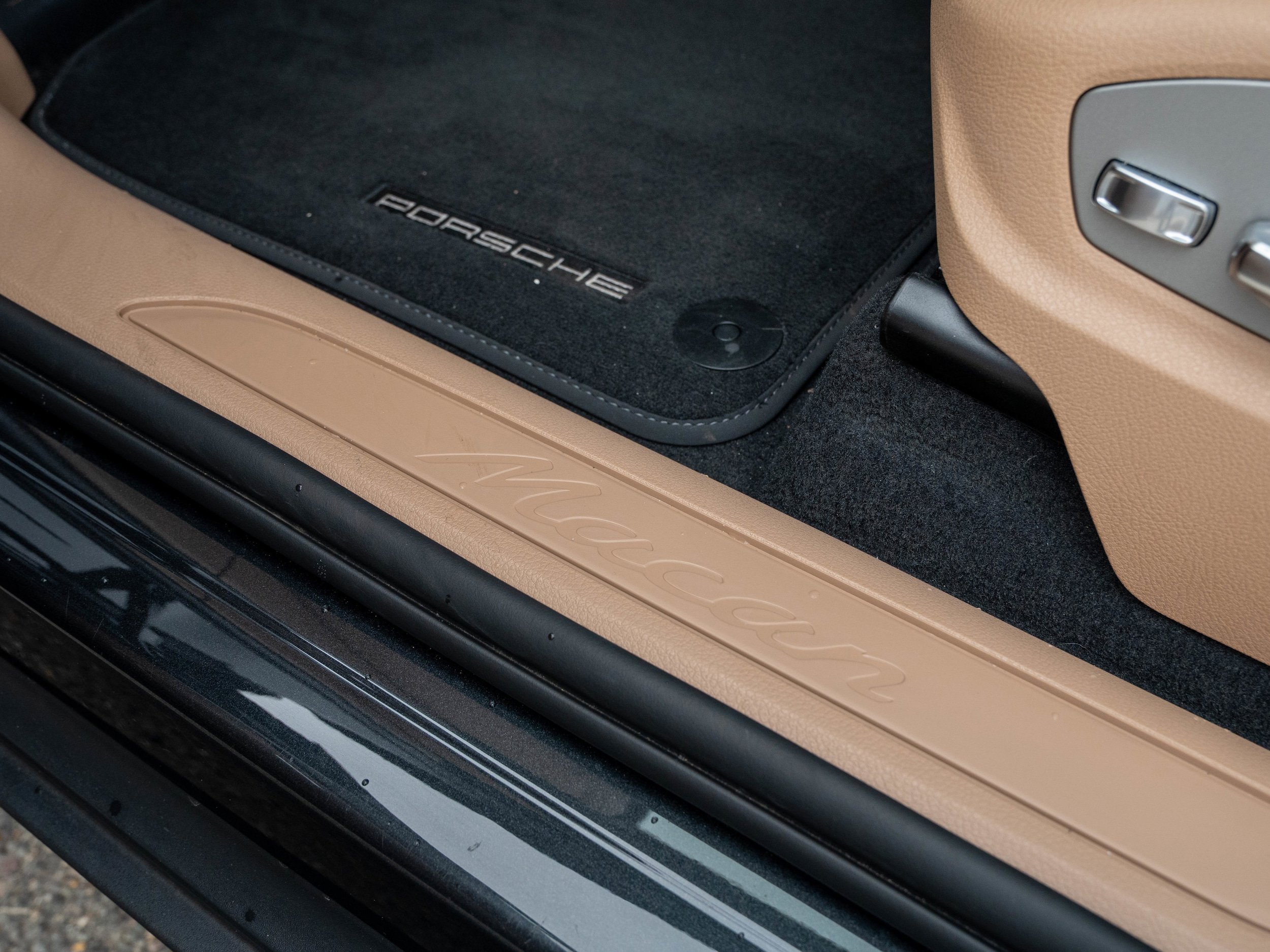 Certified 2025 Porsche Macan AWD/4WD image 26
