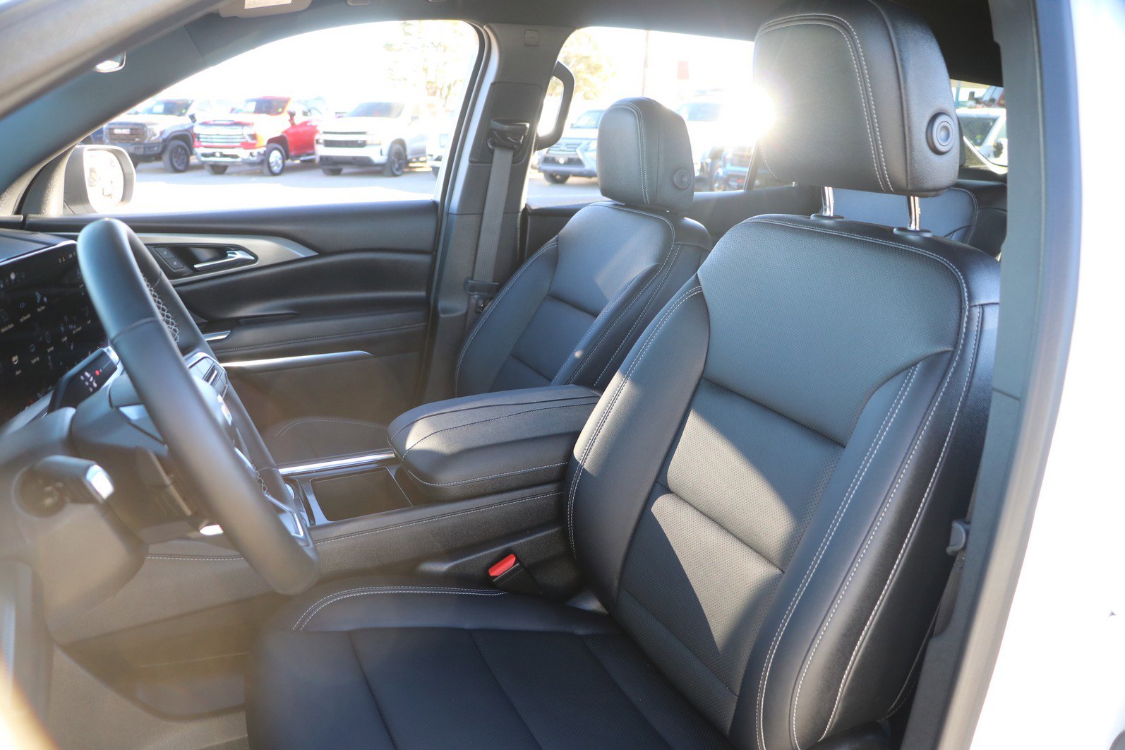 Used 2025 Chevrolet Traverse LT image 14