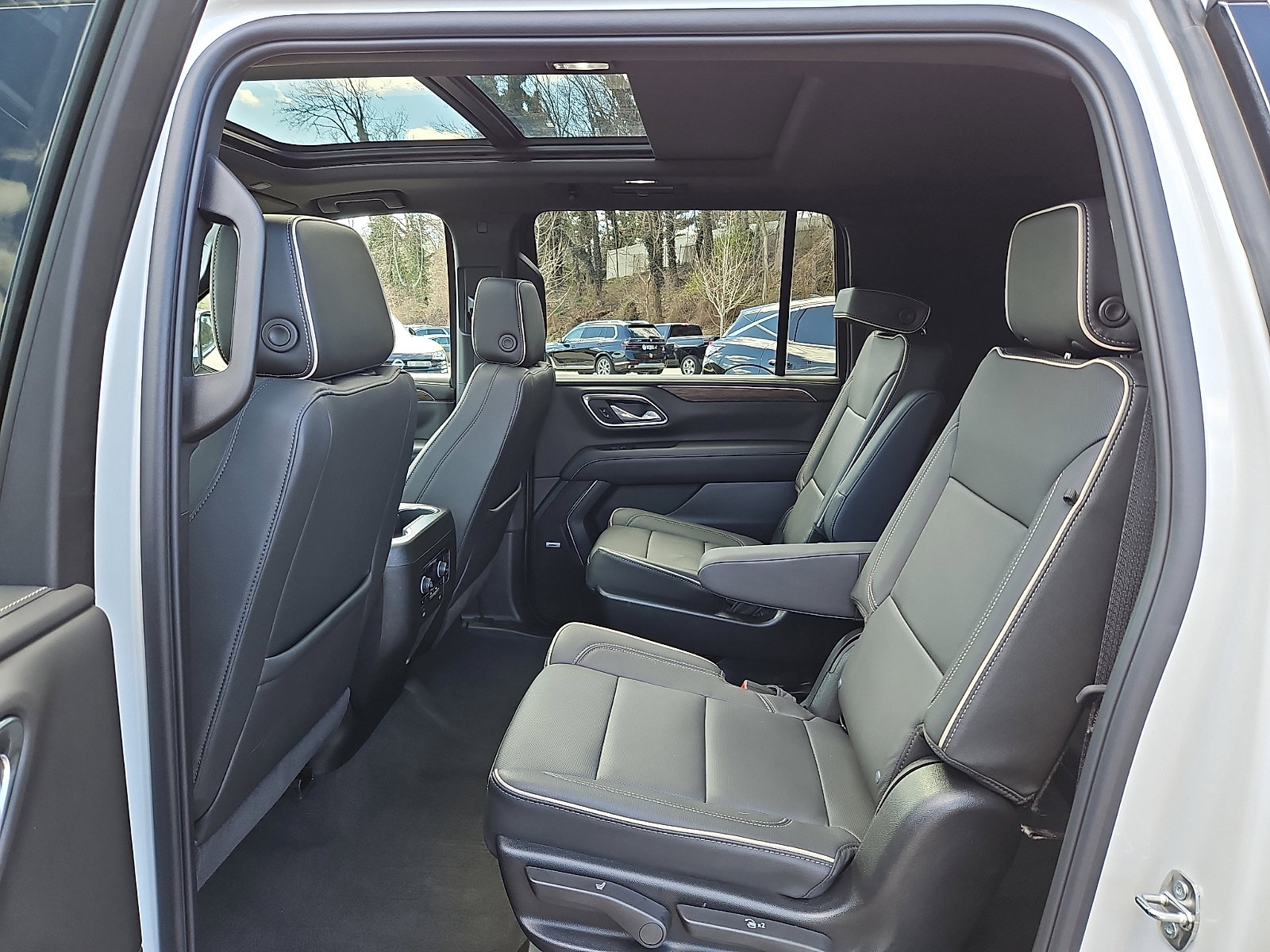 Used 2024 Chevrolet Suburban Premier w/ Premium Package image 10