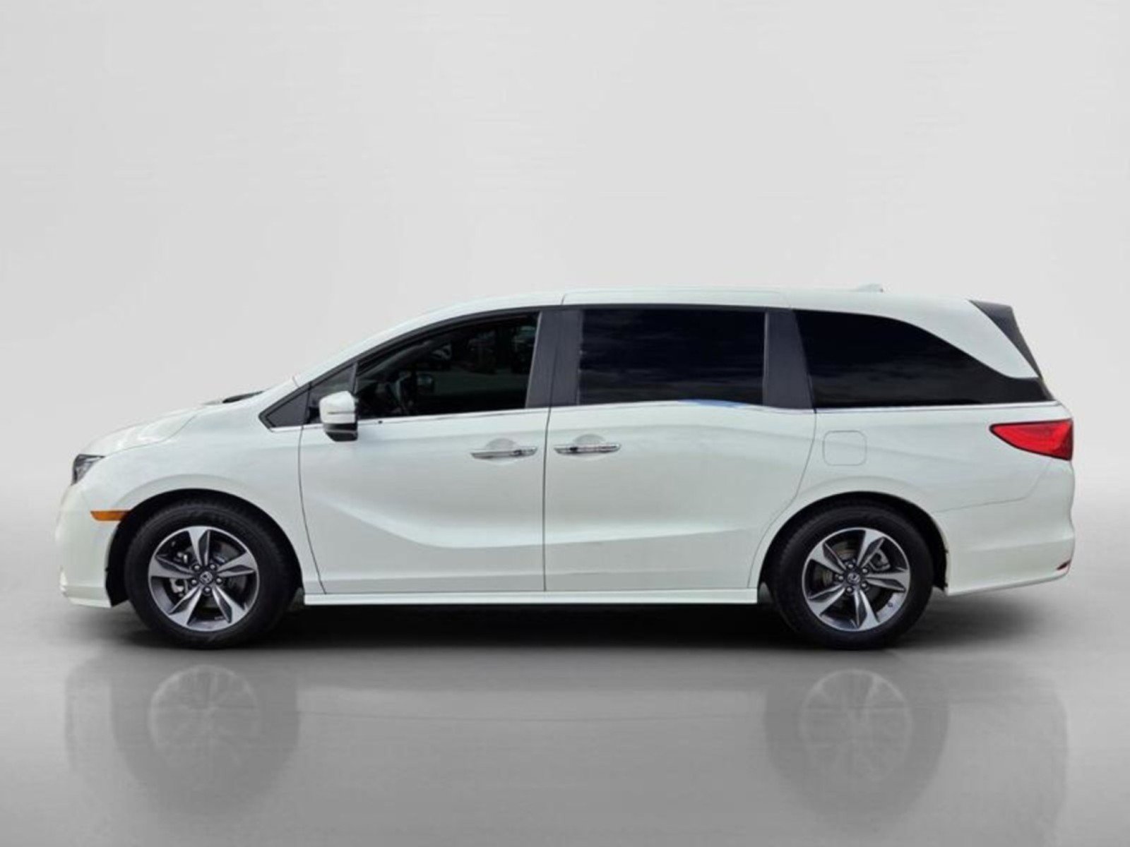 Used 2018 Honda Odyssey Touring image 2