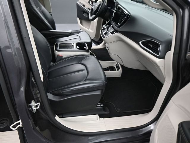 Used 2023 Chrysler Pacifica Touring-L image 14