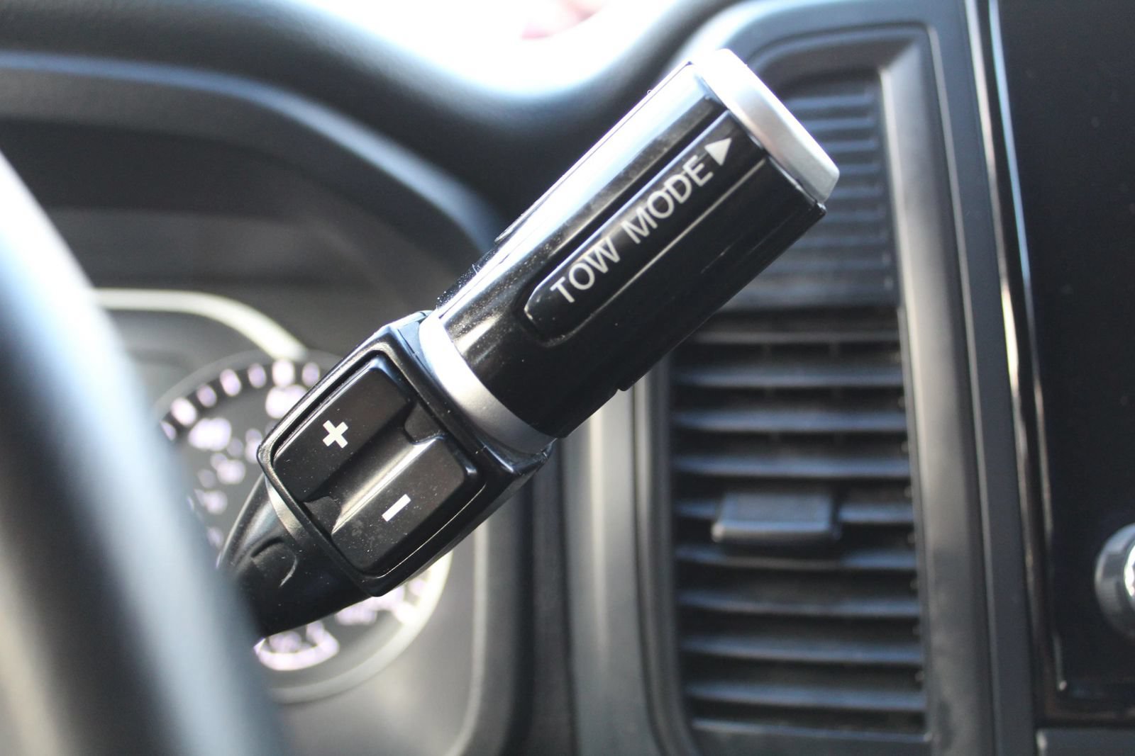 Used 2023 Nissan Titan SV RWD image 25