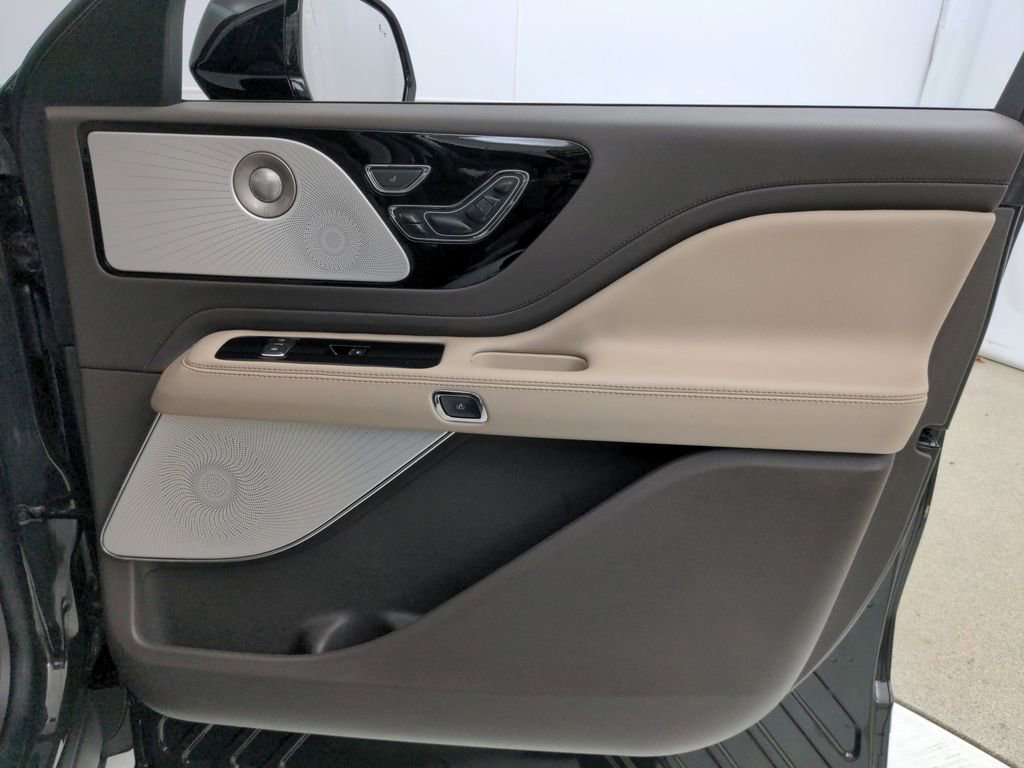 Used 2023 Lincoln Aviator Reserve w/ Equipment Group 201A image 34