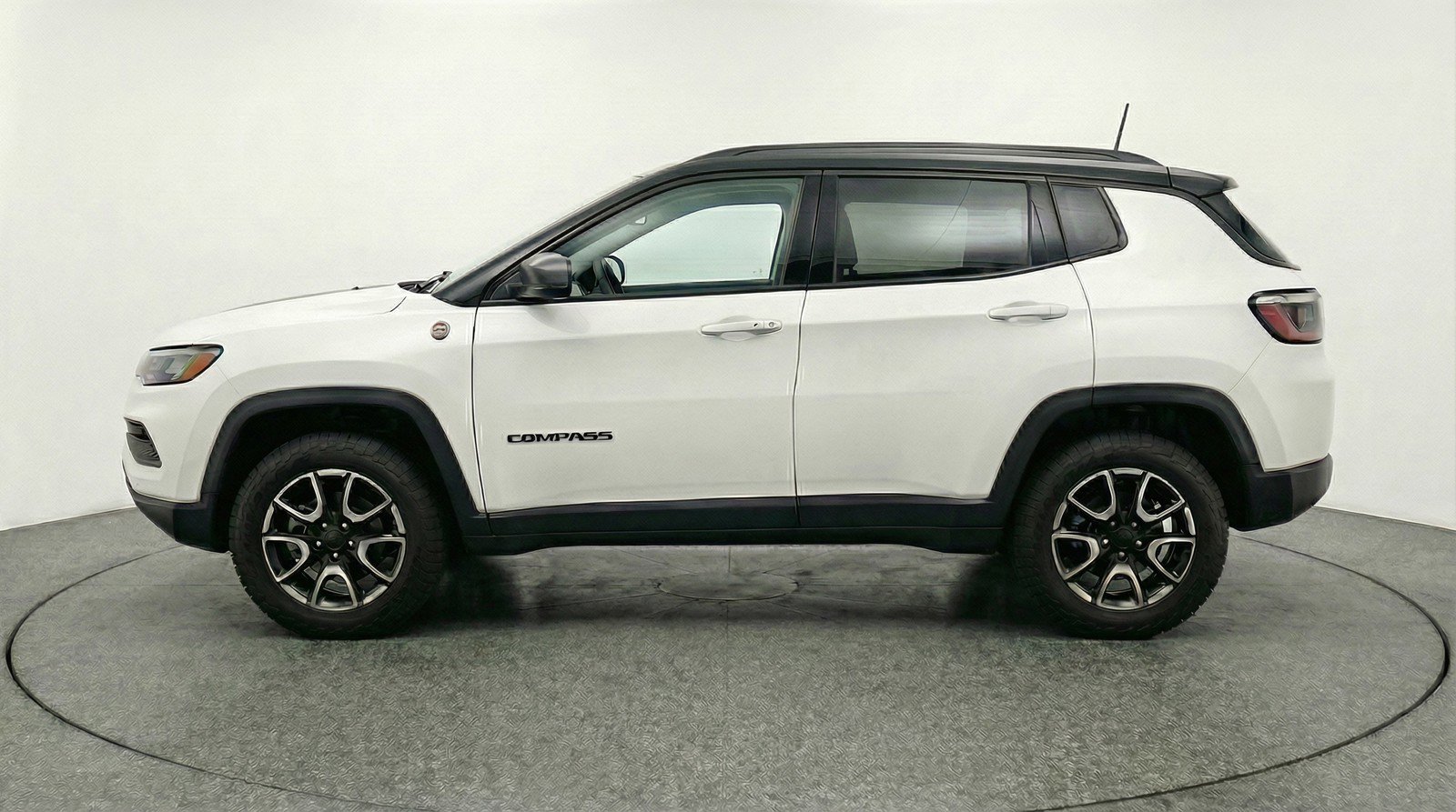 Used 2025 Jeep Compass Trailhawk AWD/4WD image 5