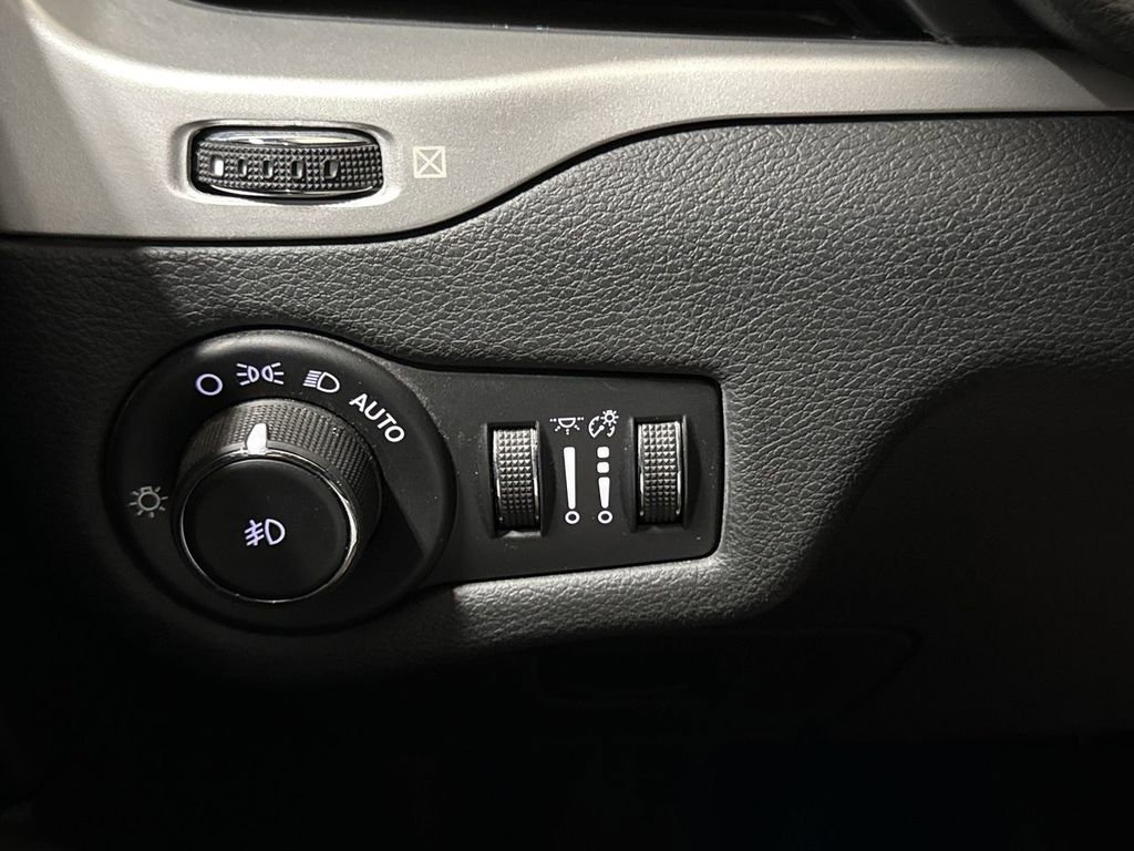 Used 2016 Jeep Cherokee Trailhawk image 19