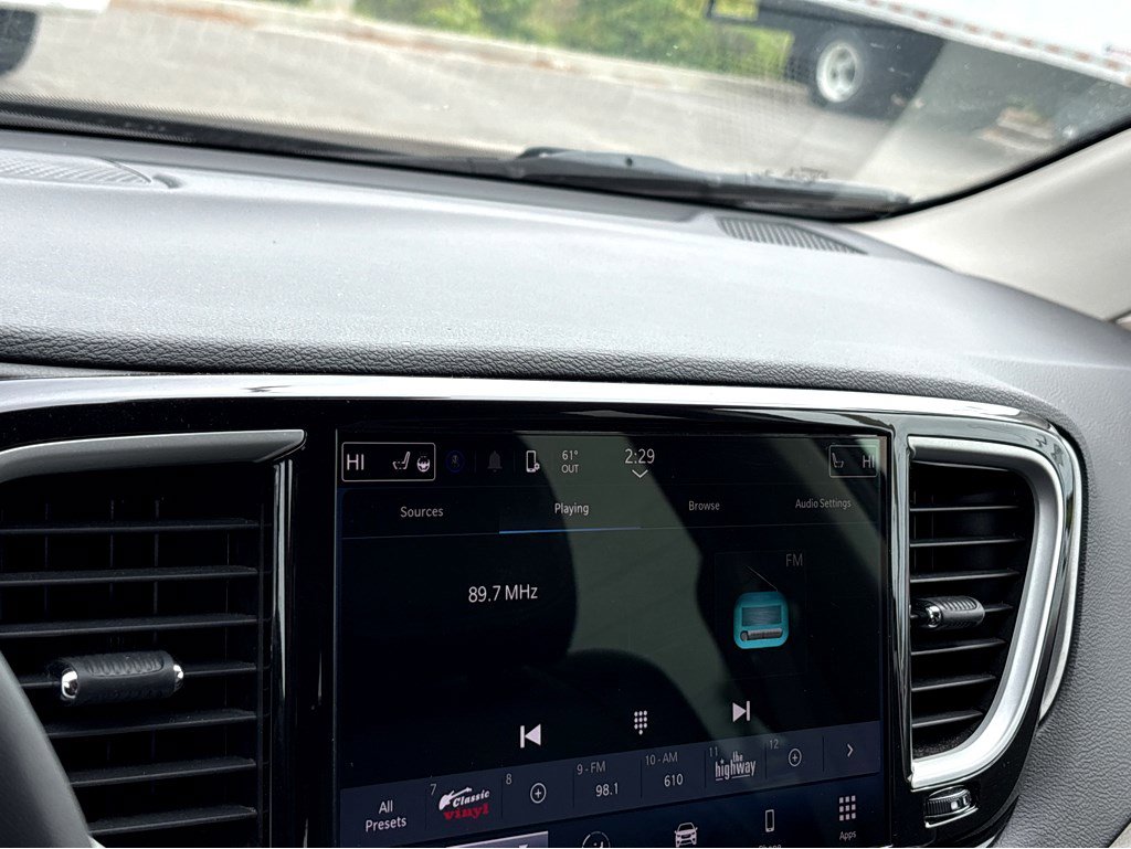 Used 2023 Chrysler Pacifica Touring-L image 11