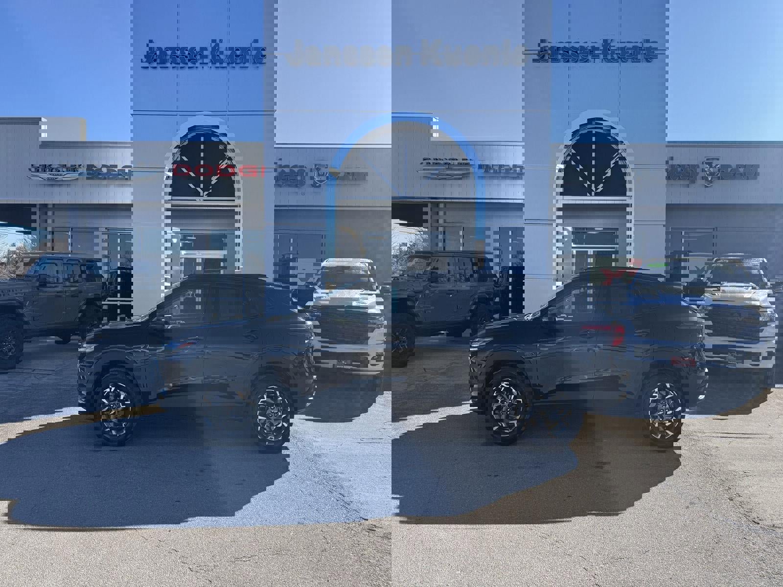 Used 2025 Chevrolet Trax LT w/ LT Convenience Package FWD image 1