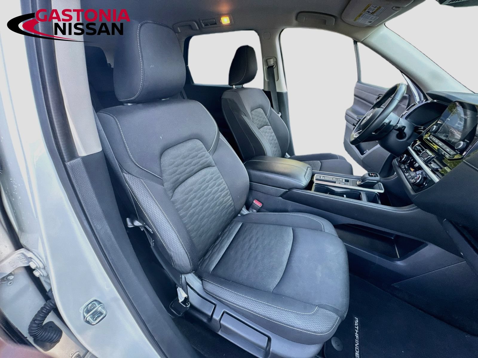 Used 2025 Nissan Pathfinder SV FWD image 36