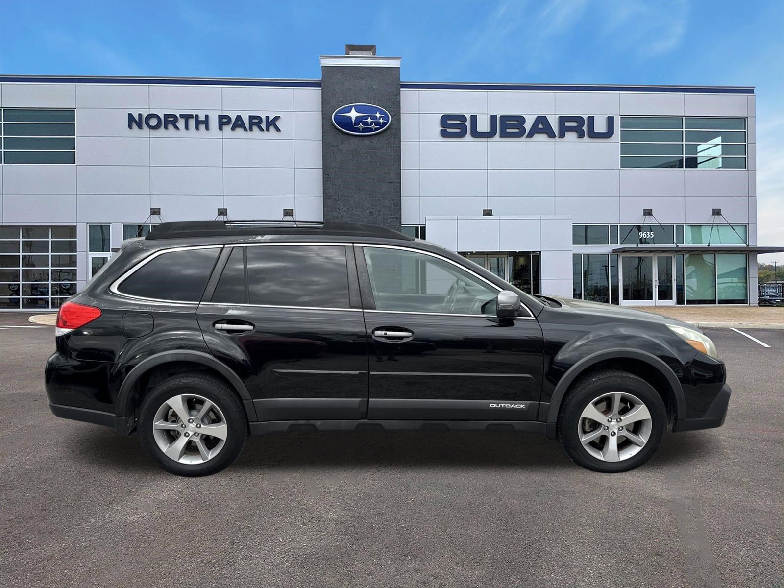 Used 2013 Subaru Outback 3.6R Limited w/ Special Appearance Pkg image 2