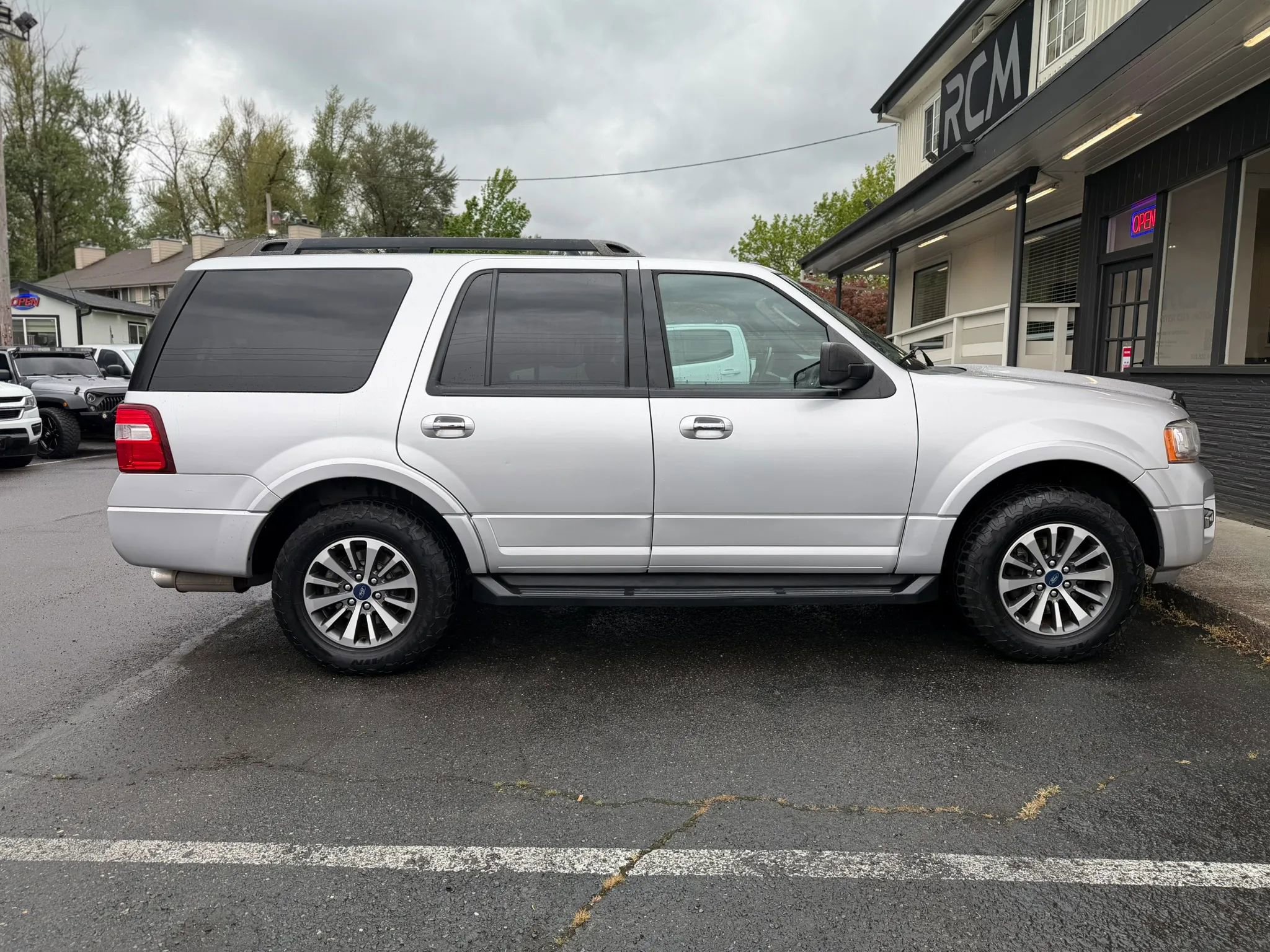Used 2017 Ford Expedition XLT image 8