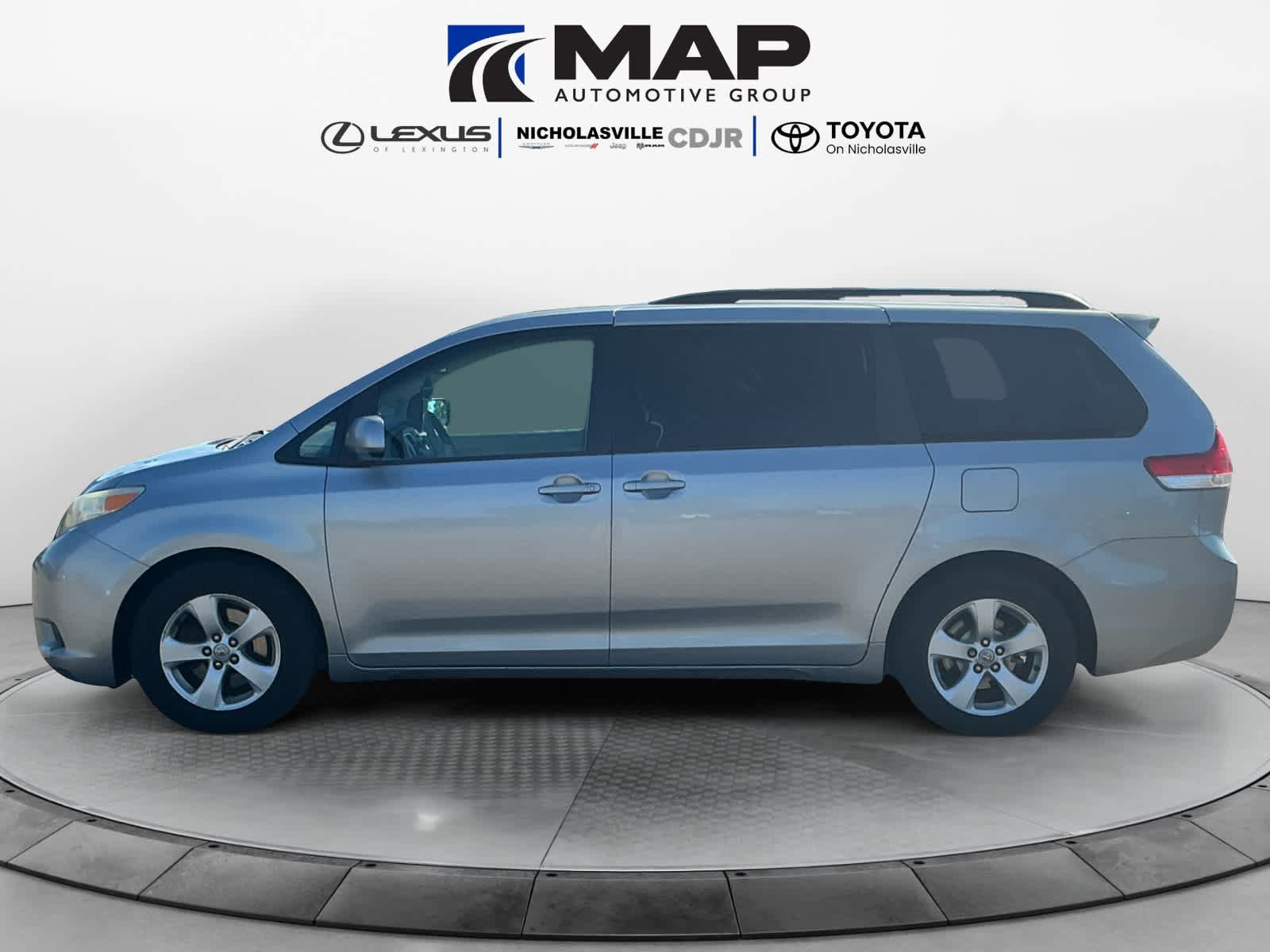 Used 2013 Toyota Sienna LE FWD image 2