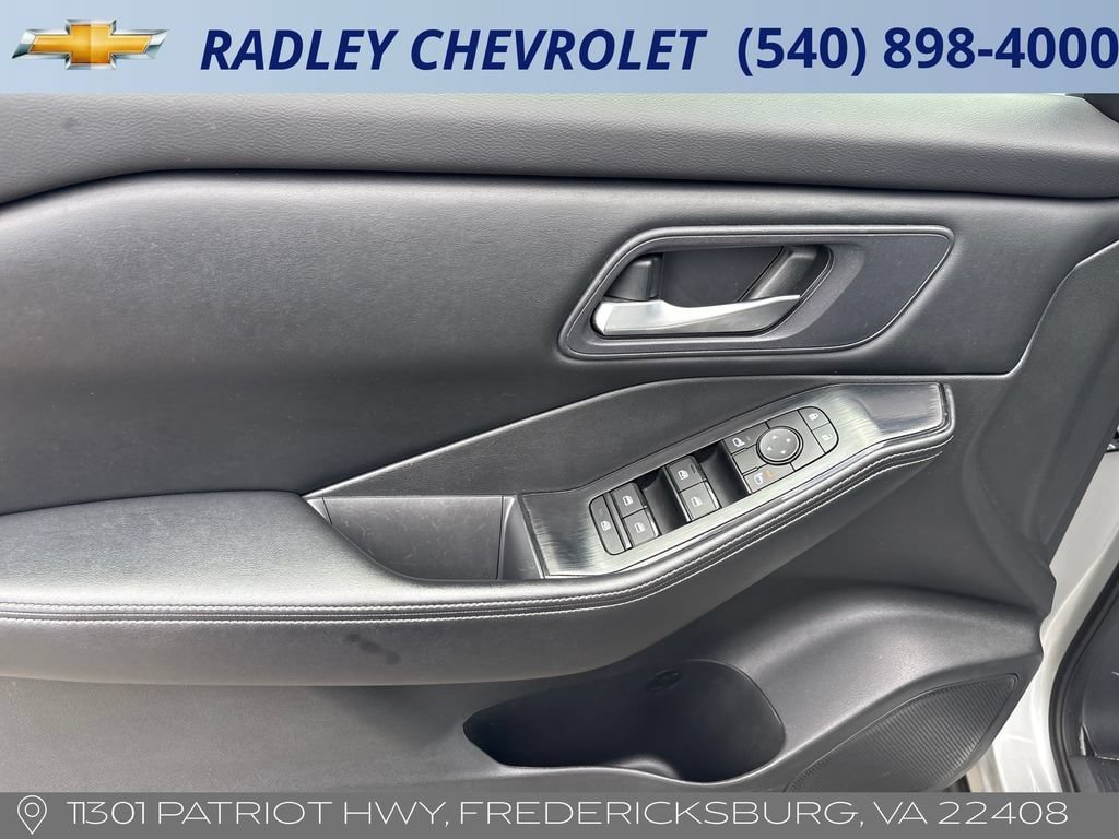 Used 2024 Nissan Rogue SV AWD/4WD image 9