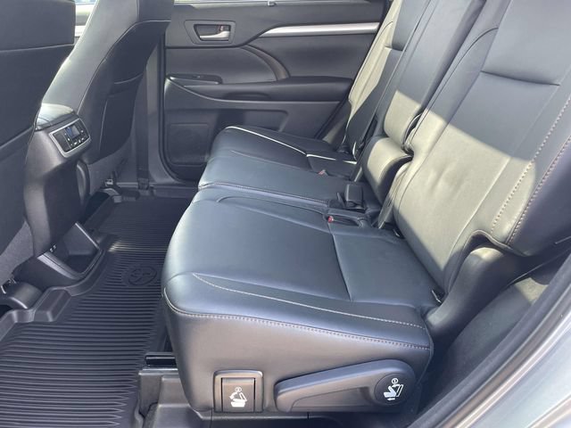 Used 2018 Toyota Highlander XLE AWD/4WD image 12