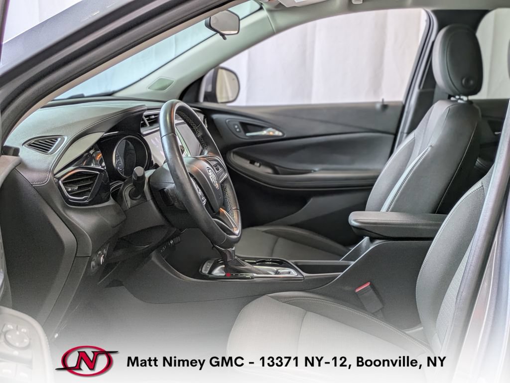 Used 2022 Buick Encore GX Select w/ Sport Touring Package FWD image 5