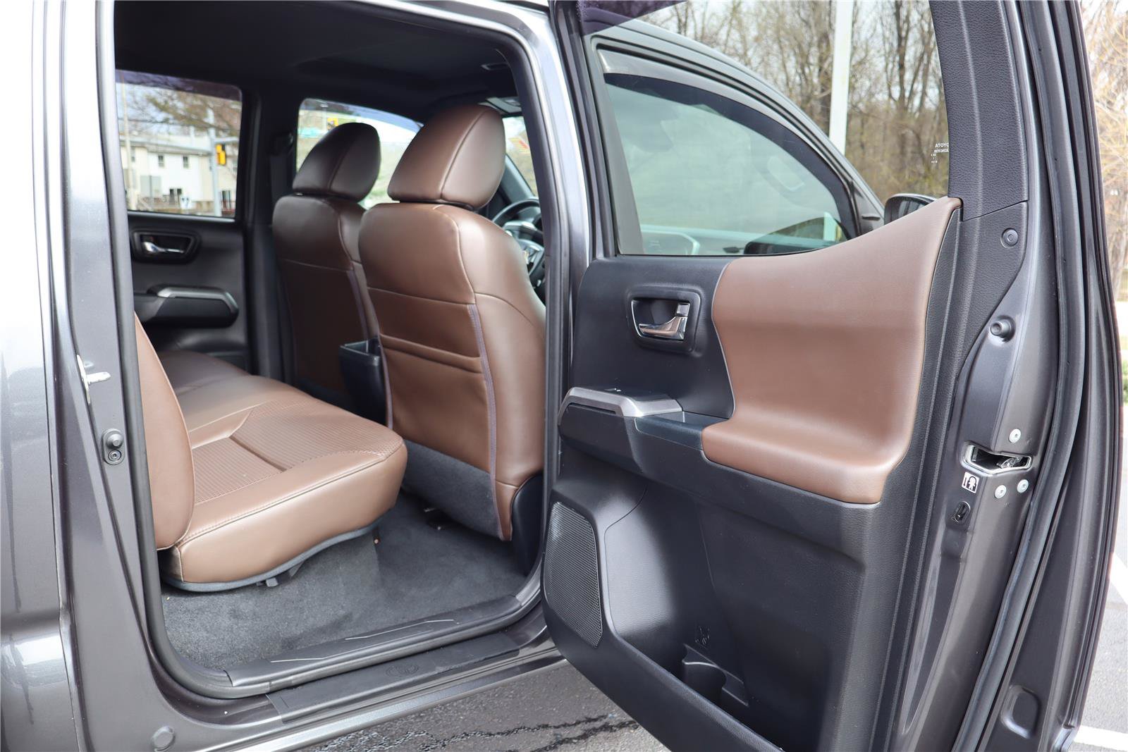Used 2018 Toyota Tacoma Limited AWD/4WD image 28
