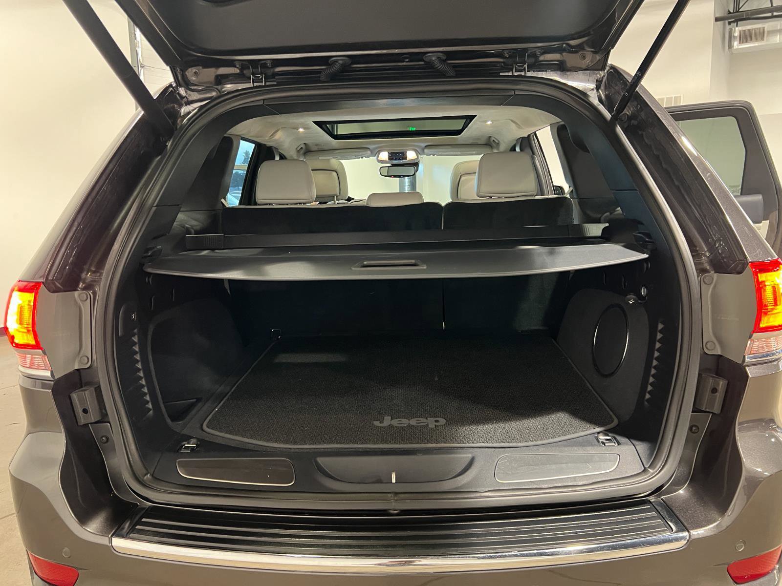 Used 2020 Jeep Grand Cherokee Summit image 34