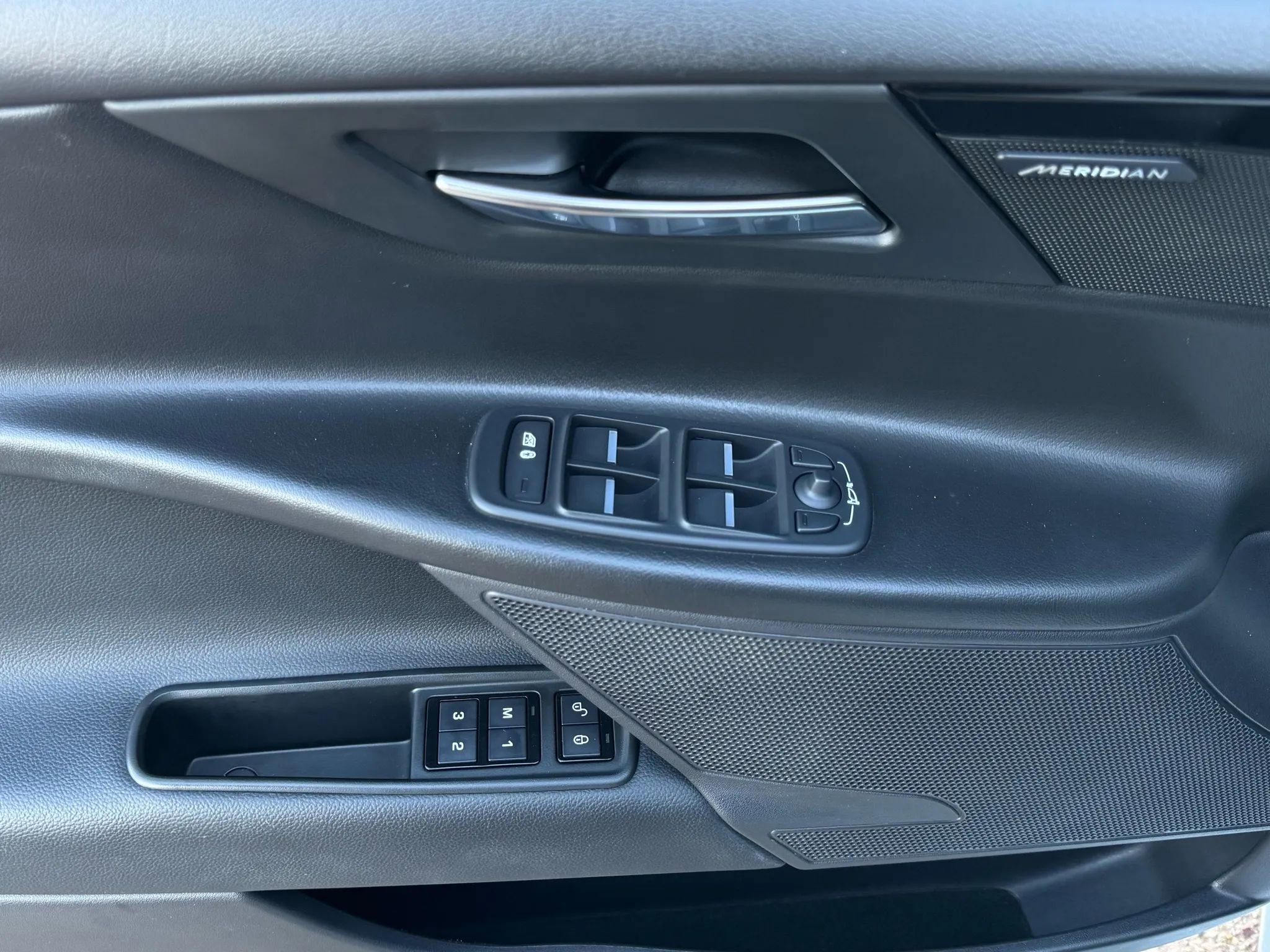 Used 2019 Jaguar XE Premium image 33