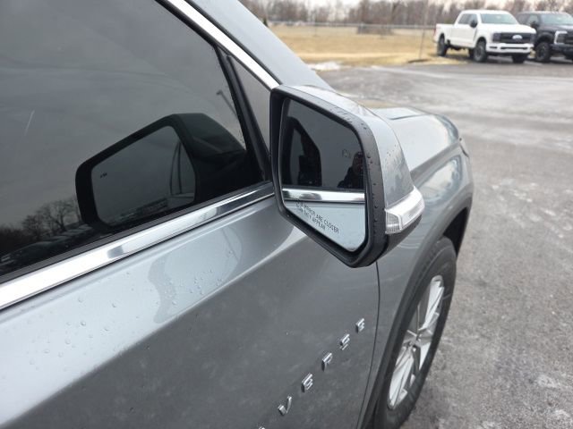 Used 2023 Chevrolet Traverse LT image 7