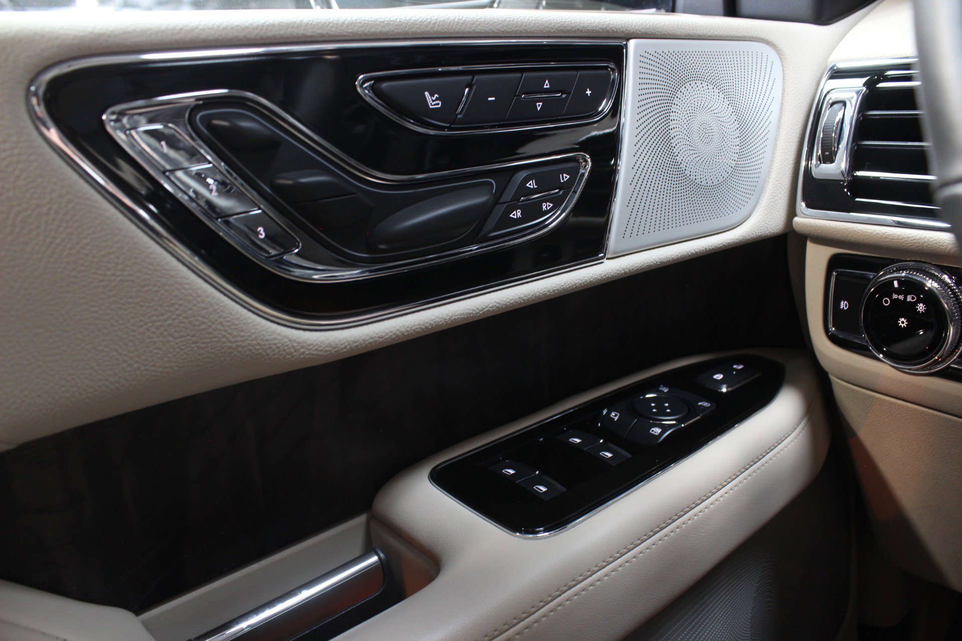 Used 2021 Lincoln Navigator Reserve w/ Luxury Package image 30