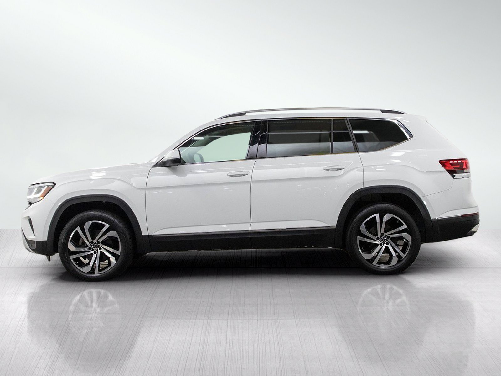 Used 2023 Volkswagen Atlas SEL AWD/4WD image 2