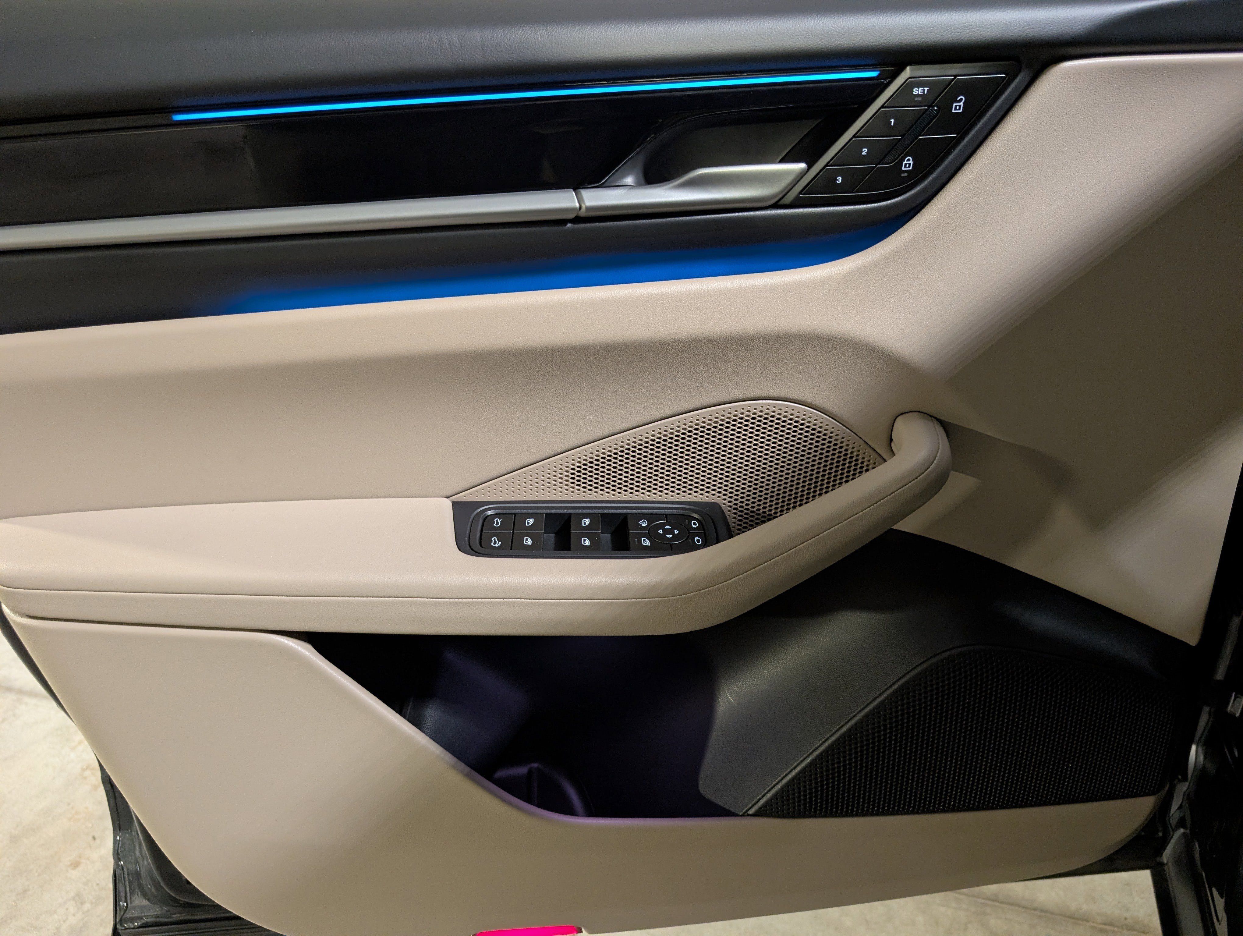 Certified 2025 Porsche Macan Electric image 17