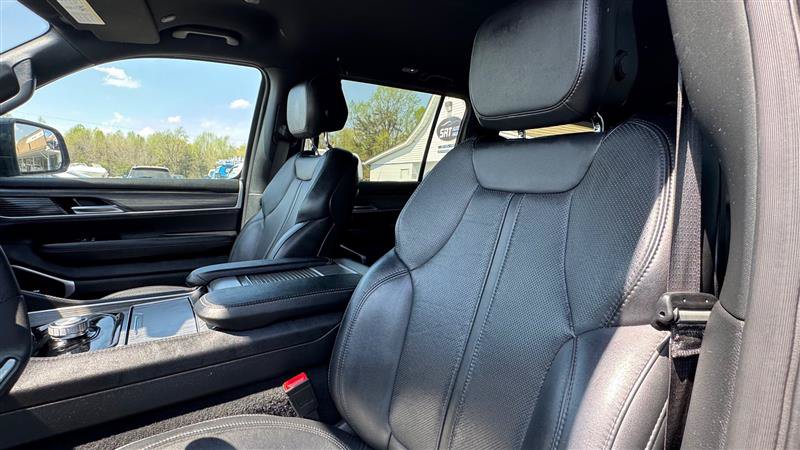 Used 2024 Jeep Wagoneer L Series II w/ Flexible Seating Group RWD image 36