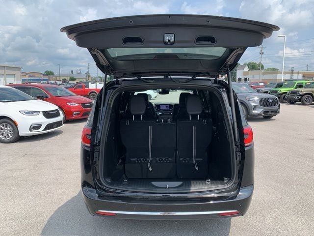 New 2026 Chrysler Pacifica Select image 26
