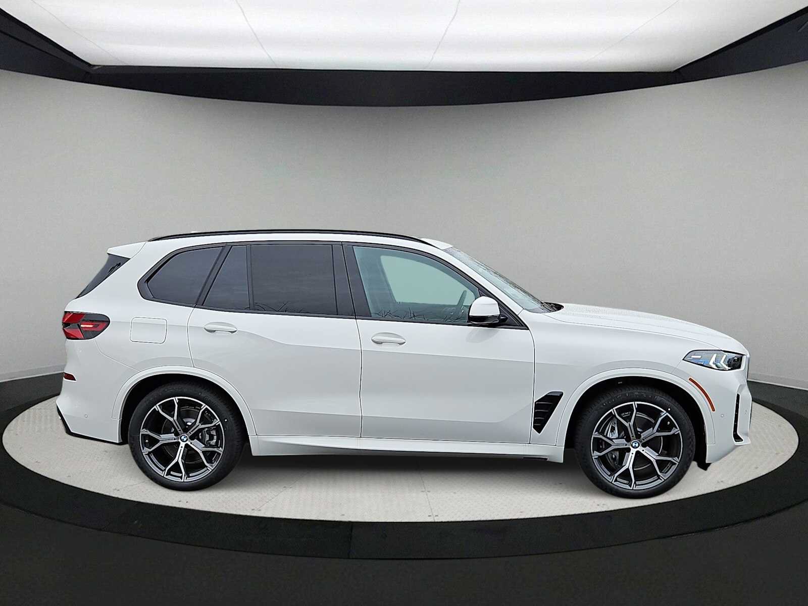 Used 2026 BMW X5 xDrive50e AWD/4WD image 3