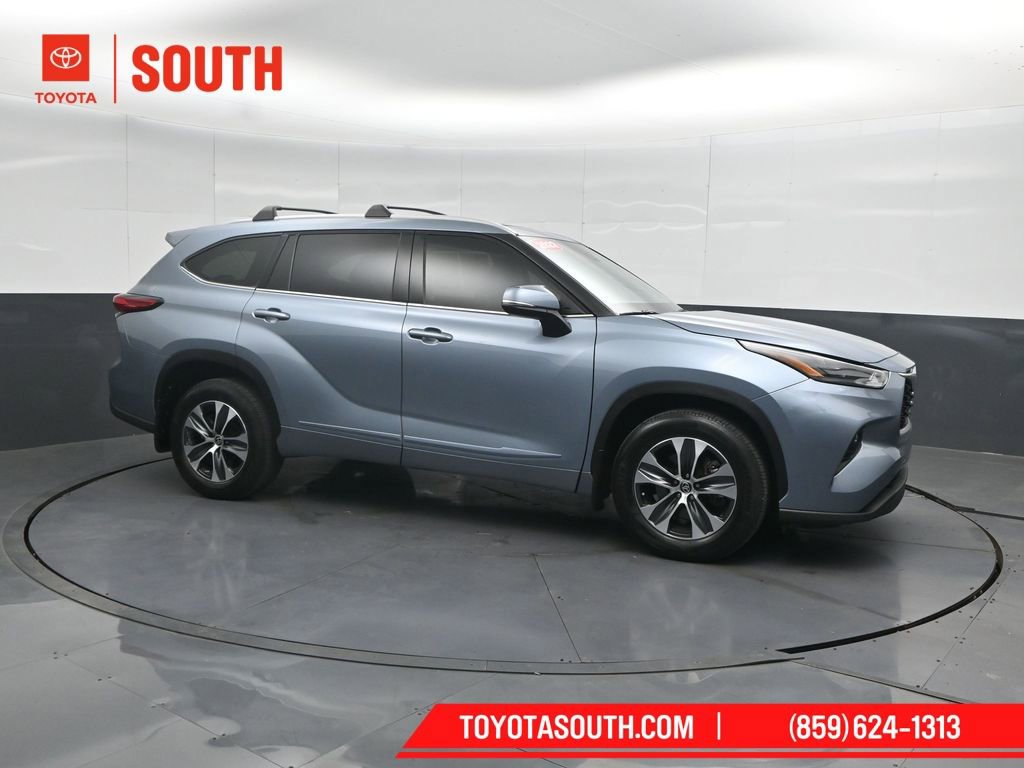 Used 2022 Toyota Highlander XLE AWD/4WD image 1