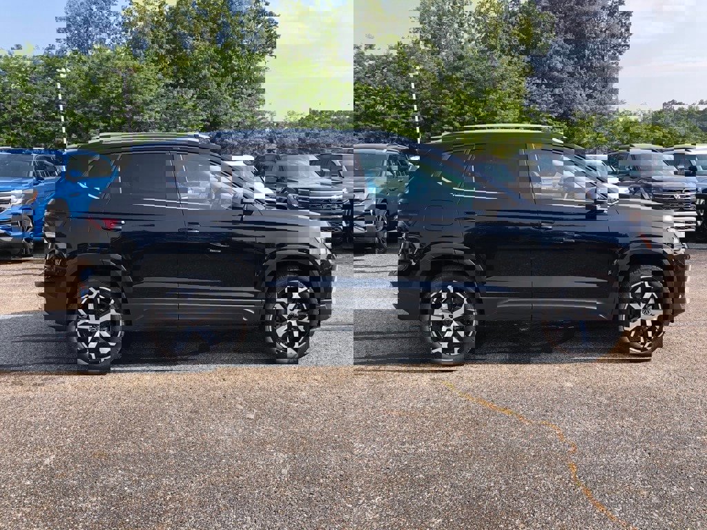 New 2025 Volkswagen Taos SEL image 8