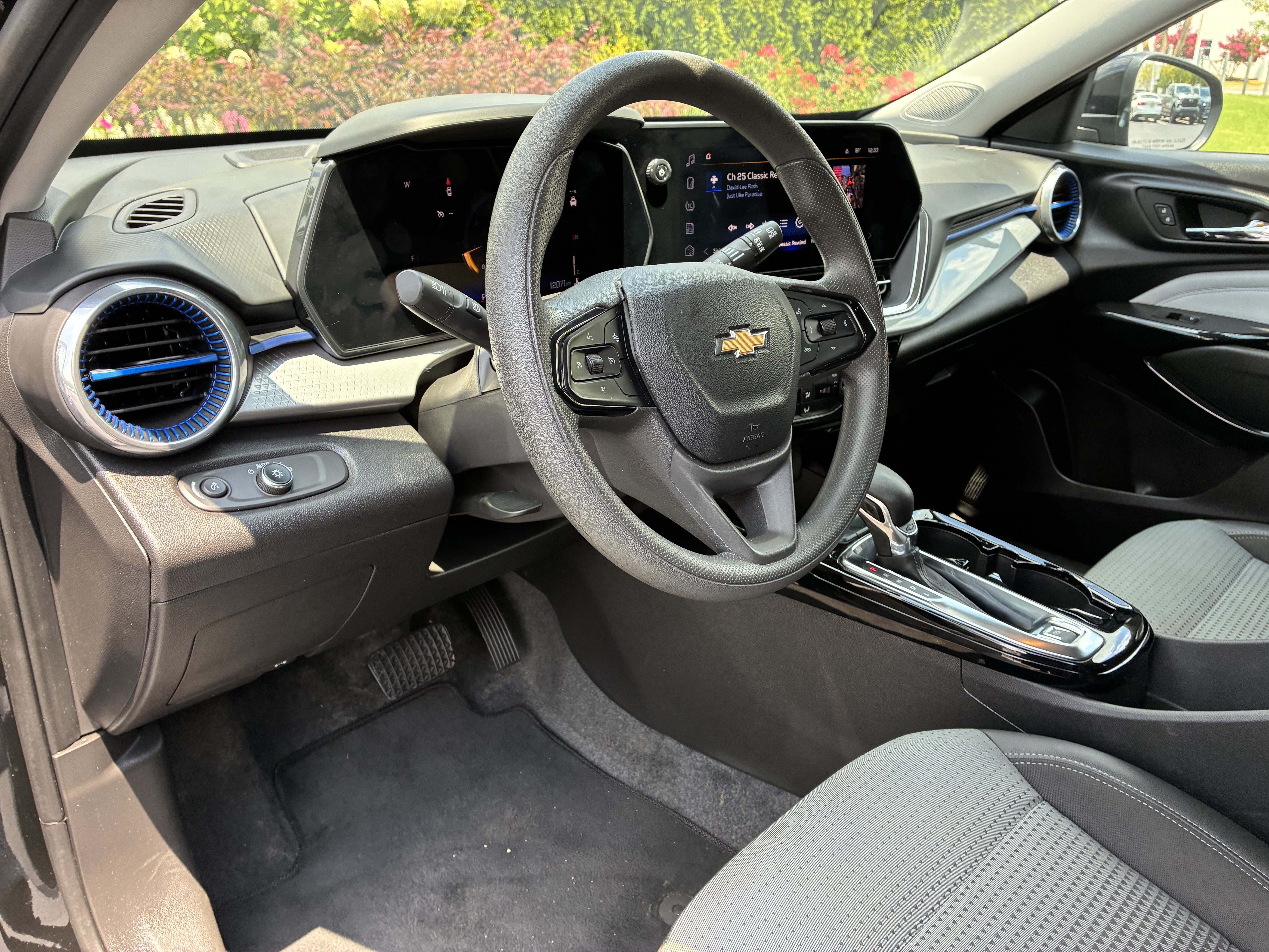 Used 2025 Chevrolet Trax LT FWD image 22