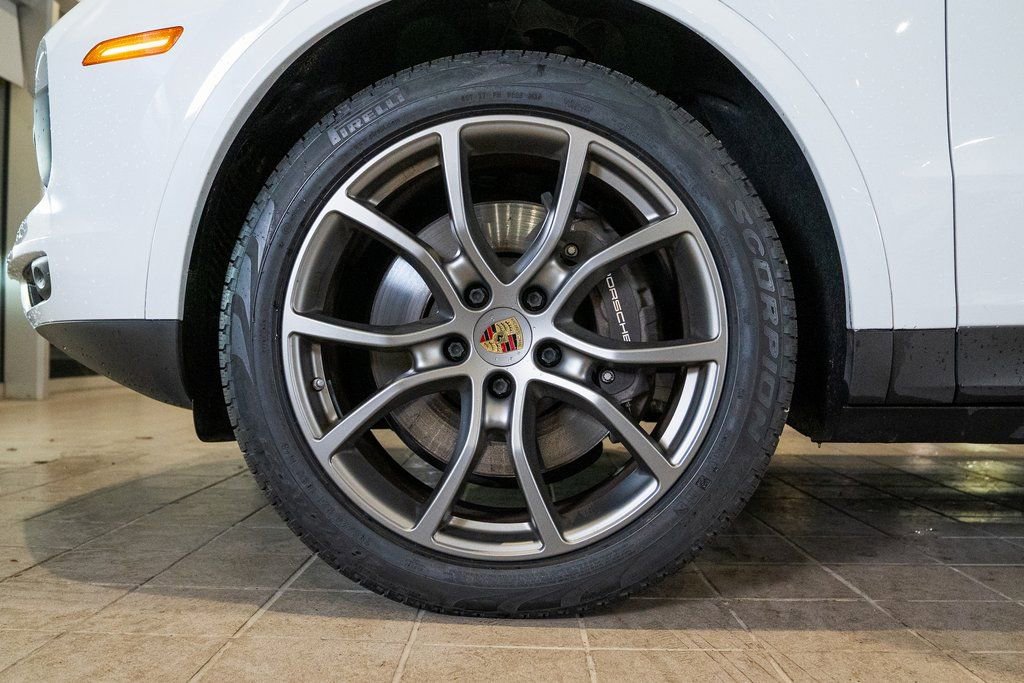 Certified 2023 Porsche Cayenne Platinum Edition image 11