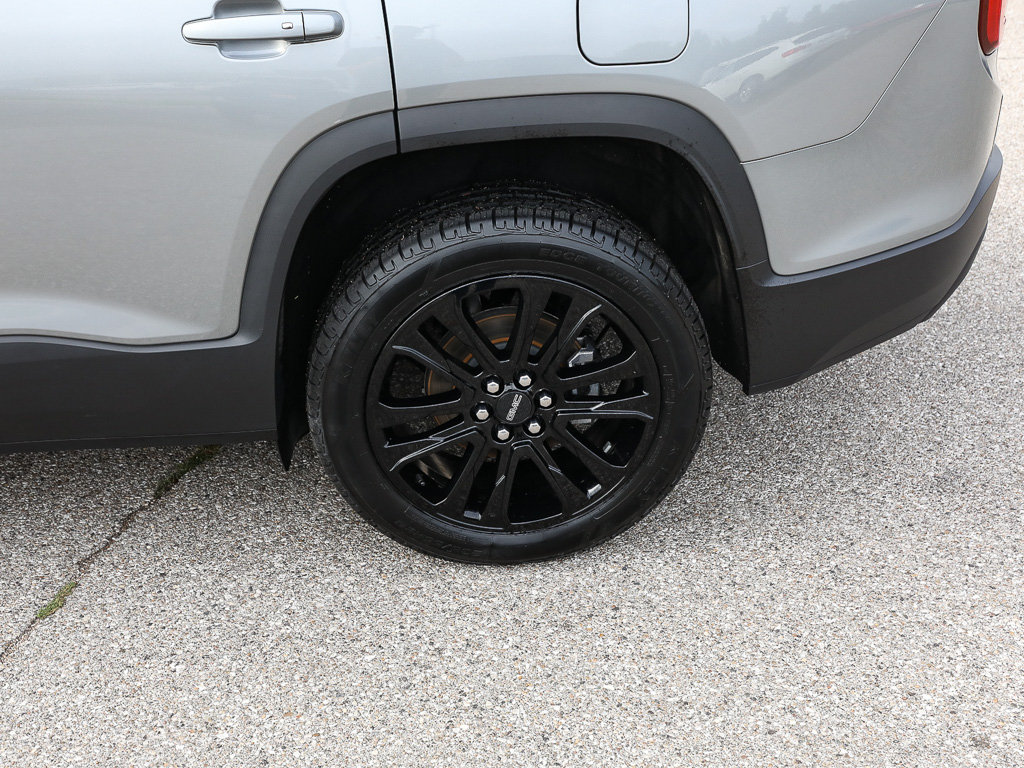 Used 2023 GMC Acadia SLE w/ Driver Convenience Package FWD image 3