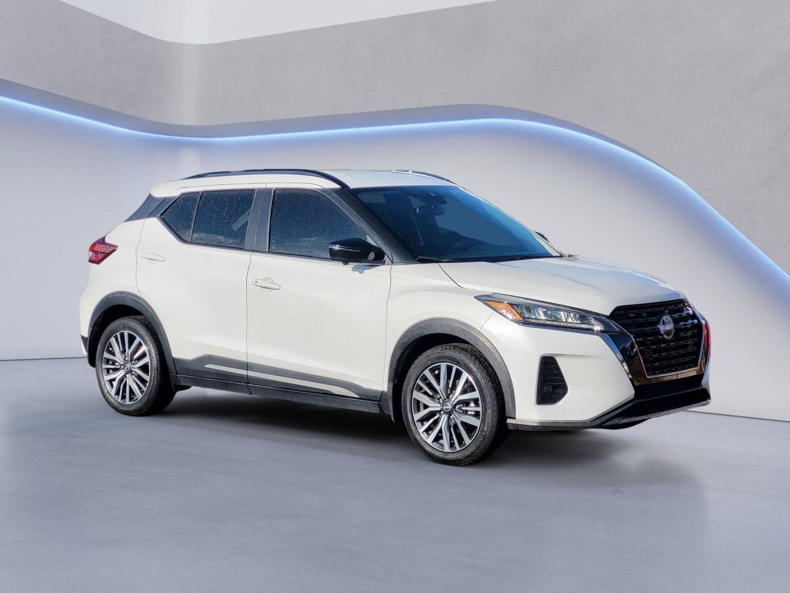 Used 2023 Nissan Kicks SR FWD image 3