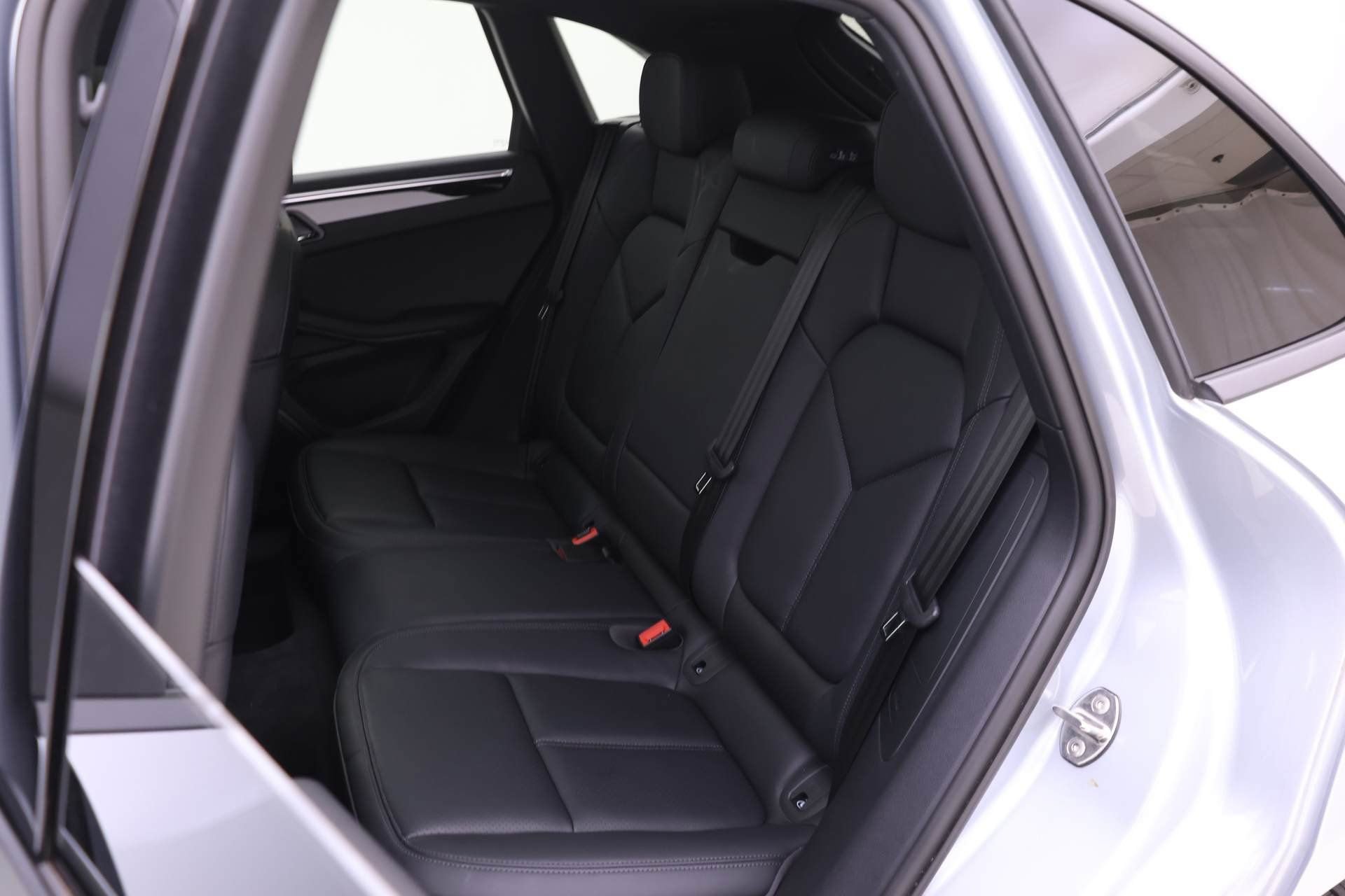 Certified 2024 Porsche Macan image 16