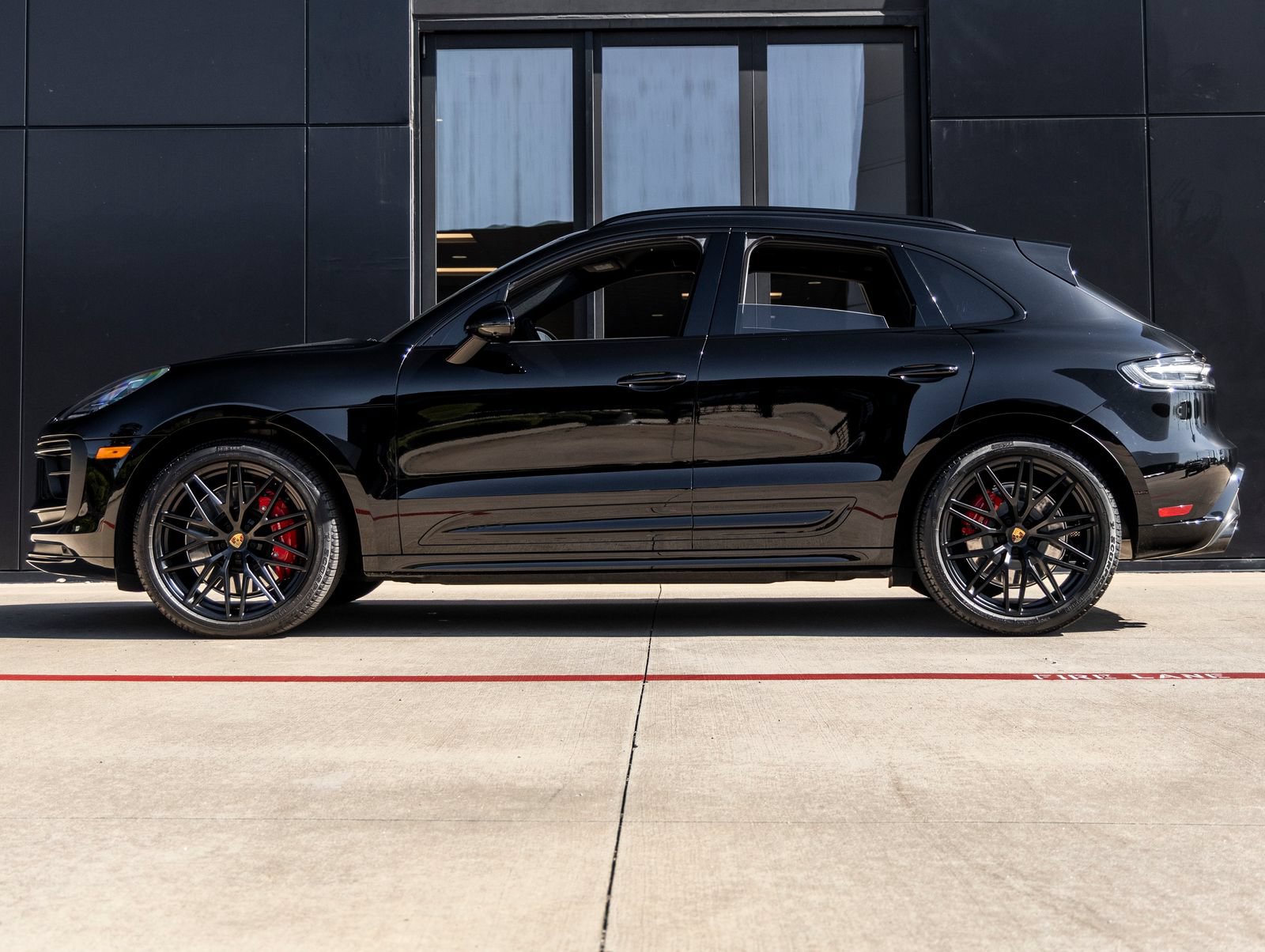 Certified 2025 Porsche Macan GTS AWD/4WD image 2