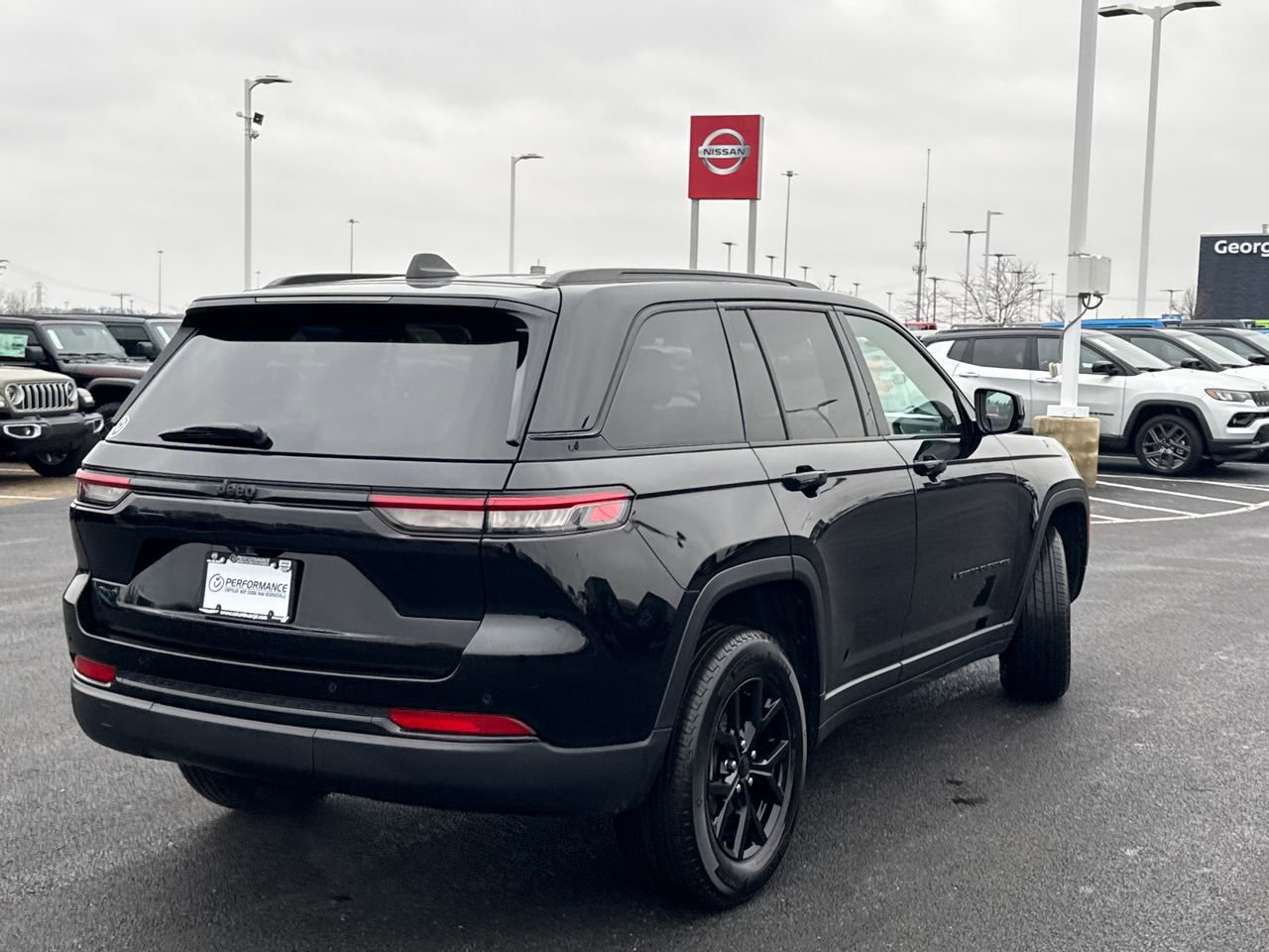 Used 2024 Jeep Grand Cherokee Altitude image 3