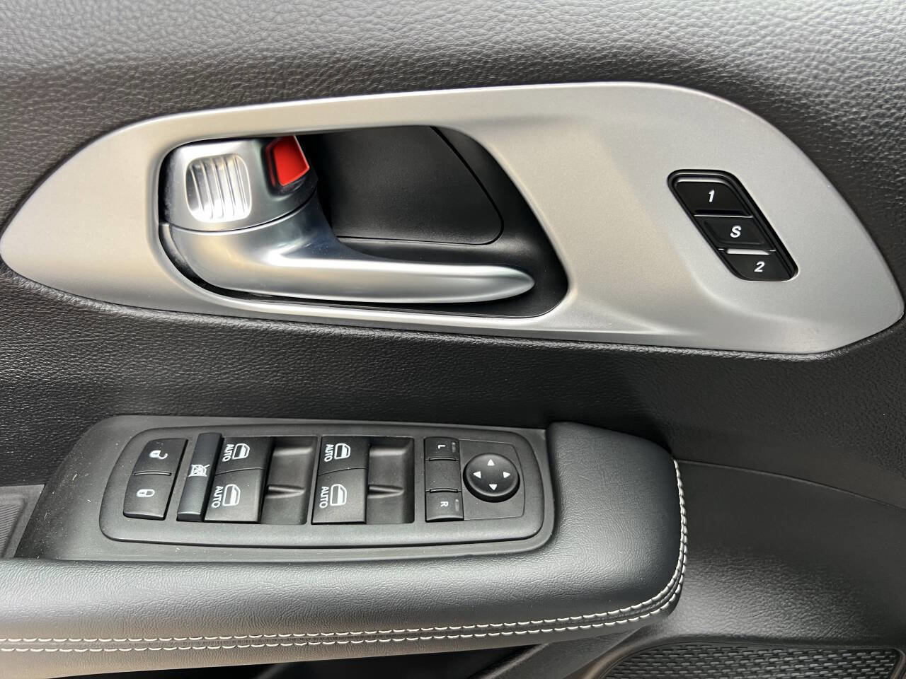 Used 2023 Chrysler Pacifica Touring-L w/ Uconnect Theater Family Group image 38