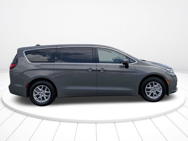 Used 2023 Chrysler Pacifica Touring-L FWD video 2