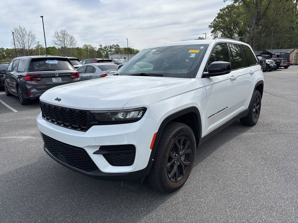 Used 2024 Jeep Grand Cherokee Altitude image 3